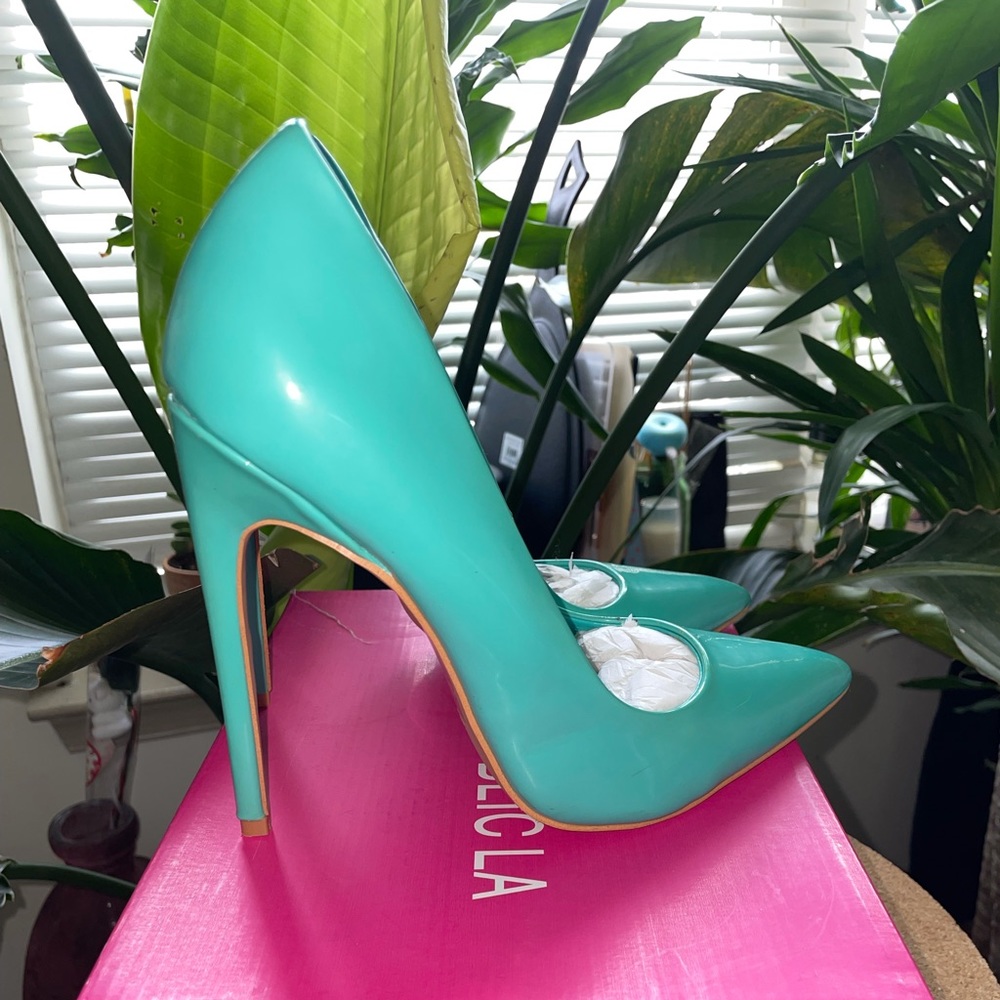 Aqua colored pump. Classic look, high arch. New!!!
